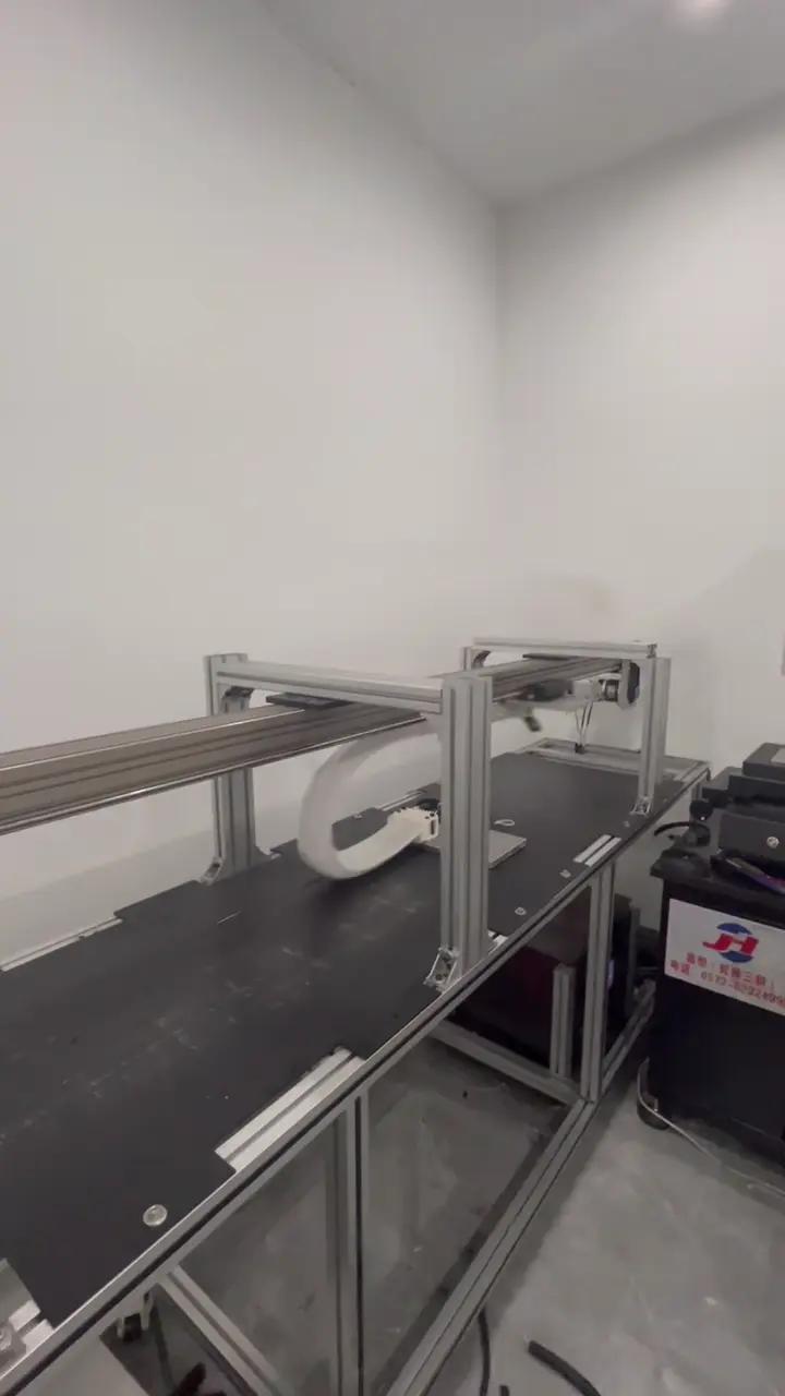 CNWSL cleanroom cable carrier in reciprocating motion