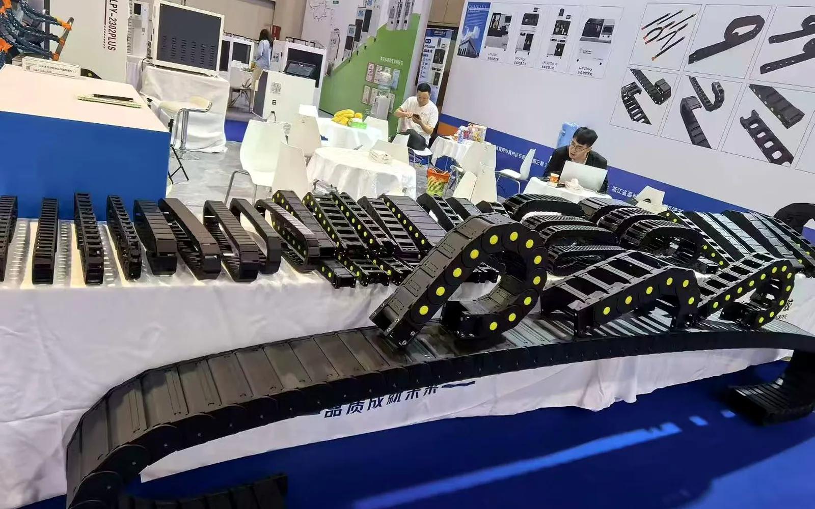 Booth product close-up: multi-series bend demos and cooling-pipe displays