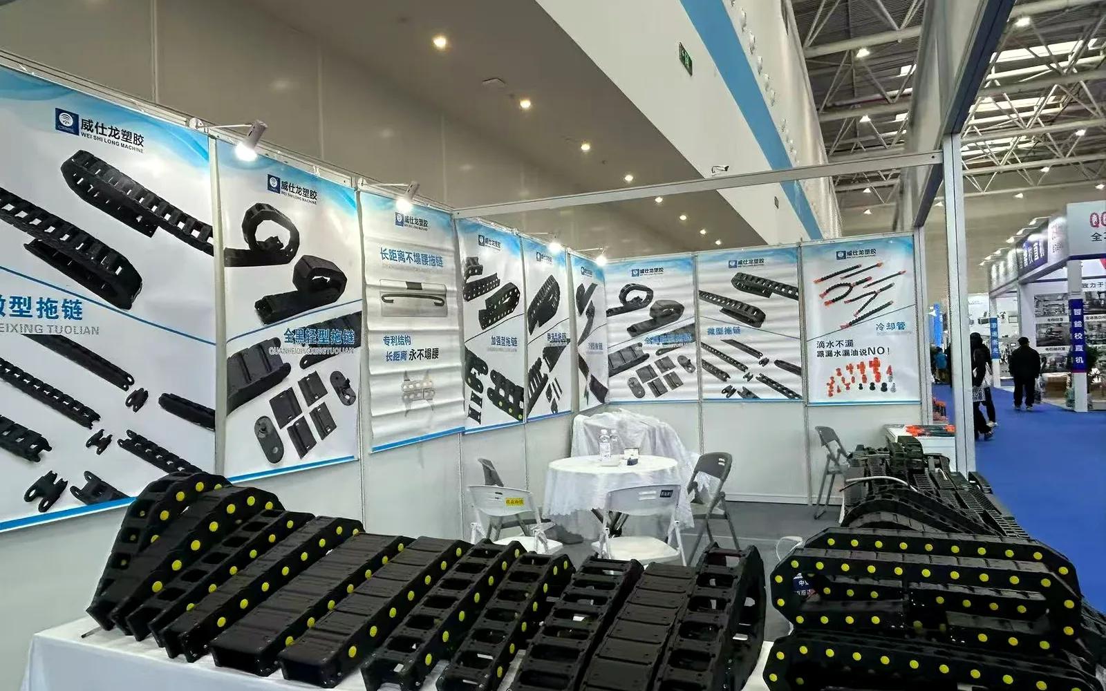 On the show floor: heavy-duty carriers and multi-size samples open for hands-on review